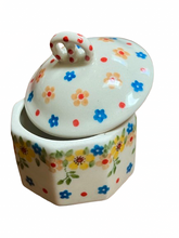 Load image into Gallery viewer, Mini Pretzel Box Buttercup
