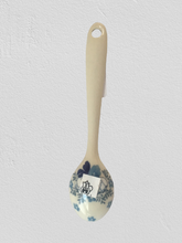 Load image into Gallery viewer, Spoon 5.25&quot; White Spring
